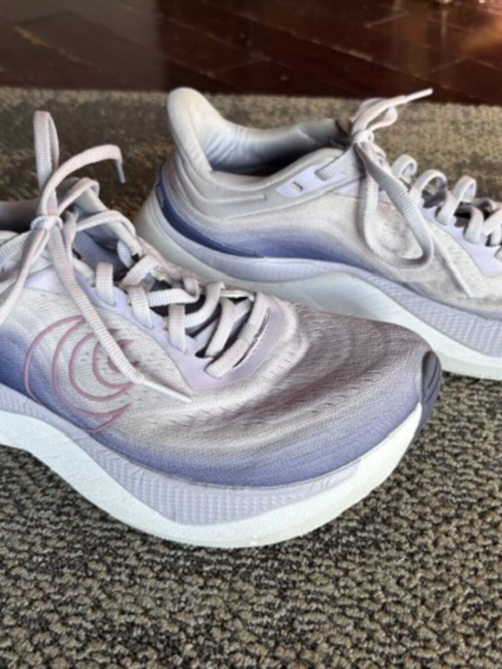 Women's Topo Aura - size 8